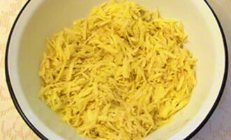 Peleu les patates, renteu-les i ratlleu-les amb un ratllador gruixut. Peleu les patates, renteu-les i ratlleu-les amb un ratllador gruixut.