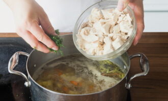 Quan les patates estiguin toves, piqueu la carn de pollastre bullida i poseu-la a la paella. També hi afegim l'anet picat i un gra d'all pelat i picat. Cuinar durant 3 minuts i treure del foc. Quan les patates estiguin toves, piqueu la carn de pollastre bullida i poseu-la a la paella. També hi afegim l'anet picat i un gra d'all pelat i picat. Cuinar durant 3 minuts i treure del foc.