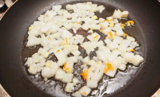 Escalfeu una paella amb oli vegetal. Primer, sofregiu la ceba durant 1-2 minuts.