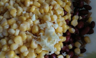 Afegiu la pasta d'all a la resta d'ingredients. Afegiu la pasta d'all a la resta d'ingredients.