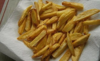 Traieu amb cura les patates daurades de la paella i poseu-les sobre un tovalló de paper durant 2 minuts. Deixeu-ho assecar. Traieu amb cura les patates daurades de la paella i poseu-les sobre un tovalló de paper durant 2 minuts. Deixeu-ho assecar.