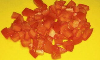 We verbranden eerst de tomaten en verdelen ze vervolgens voorzichtig in kleine blokjes.