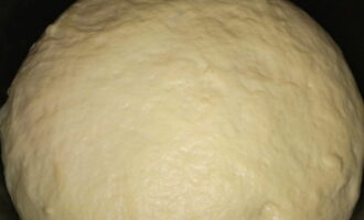 Ang kuwarta ay tataas muli sa laki - ito ang huling pagpapatunay. Itakda ang Baking mode sa loob ng 50 minuto. Kapag natapos na ang programa, buksan ang takip, kunin ang mangkok at ibalik ito upang alisin ang tinapay.Pagkatapos ay ilagay ang mga inihurnong produkto pabalik sa mangkok, ibaba pataas, upang kayumanggi ang maputlang ibabaw.