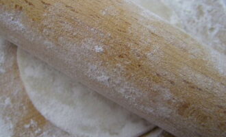 Sau đó cán mỏng khối bột bằng cây cán bột. Bột làm bánh manti đã sẵn sàng!