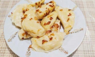 Kook de dumplings 7-8 minuten in kokend water. Serveer dumplings met zure room en gebakken uien. Kook de dumplings 7-8 minuten in kokend water. Serveer dumplings met zure room en gebakken uien.
