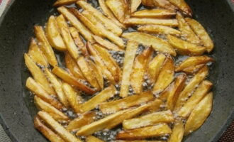 De nou, submergiu les patates en oli bullint, però durant 3 minuts. De nou, submergiu les patates en oli bullint, però durant 3 minuts.