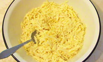 Afegiu la segona part del formatge i la crema agra restant a la barreja de patates, remeneu. Afegiu la segona part del formatge i la crema agra restant a la barreja de patates, remeneu.