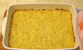 Unteu una safata de forn amb oli. Col·loqueu la primera capa de patates. Poseu la paella amb les patates al forn, preescalfat a 180 graus. Enfornar durant 35 minuts. Unteu una safata de forn amb oli. Col·loqueu la primera capa de patates. Poseu la paella amb les patates al forn, preescalfat a 180 graus. Enfornar durant 35 minuts.