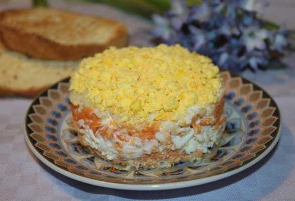 Klassieke Mimosa-salade met vis uit blik