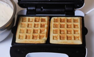 Coure el plat uns 5 minuts, després deixeu-lo refredar una mica.