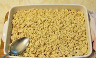 A continuació, poseu una capa de carn picada sobre les patates. A continuació, poseu una capa de carn picada sobre les patates.
