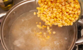 Afegiu patates, carn i pèsols a la sopa. Afegiu sal i espècies al gust.