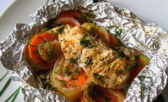 หลังจากการอบ ให้เปิดฟอยล์อย่างระมัดระวัง และเสิร์ฟไก่หอมพร้อมผักบนโต๊ะ พร้อม!