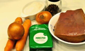Paano gumawa ng beef liver pate sa bahay? Kung ang atay ay madilim, marahil mula sa isang mas matandang hayop, kung gayon mas mahusay na ibabad muna ito sa gatas sa loob ng maraming oras - aalisin nito ang anumang posibleng kapaitan. Hugasan namin ang atay, alisin ang lahat ng mga pelikula at alisin ang mga ugat, gupitin sa mga piraso. Punan ang atay ng gatas upang masakop nito ang lahat ng mga piraso. Ilagay sa refrigerator sa loob ng tatlo hanggang apat na oras. Pagkatapos nito, banlawan ang atay ng tubig na tumatakbo at hayaang maubos ang labis na likido.