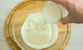 Cum să gătești caserola cu brânză de vaci ca la grădiniță? Se toarnă gris într-o farfurie adâncă și se toarnă lapte. Lăsați produsul să se umfle timp de 15 minute.