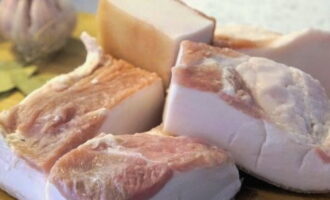 Cum să murați delicios untura în saramură într-un borcan? Împărțiți untura proaspătă în bucăți mici. Dacă este necesar, spălați-le și ștergeți-le cu un prosop de hârtie.