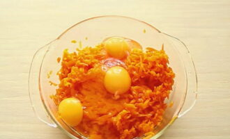 Com cuinar una cassola de pastanaga al forn? Peleu les pastanagues, ratlleu-les i poseu-les en un plat fons. També trenquem ous de gallina aquí. Remeneu.