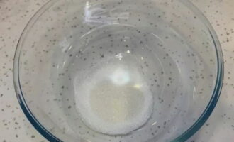 Paano magluto ng American pancake sa isang kawali sa bahay? Ibuhos ang kinakailangang halaga ng granulated sugar sa isang malalim na lalagyan. Ayusin ang dami ng granulated sugar sa iyong sarili, depende sa iyong sariling mga kagustuhan sa panlasa. Paano magluto ng American pancake sa isang kawali sa bahay? Ibuhos ang kinakailangang halaga ng granulated sugar sa isang malalim na lalagyan. Ayusin ang dami ng granulated sugar sa iyong sarili, depende sa iyong sariling mga kagustuhan sa panlasa.