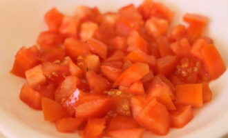 Cum se prepară o salată simplă cu pește roșu? Clătim roșiile sub apă rece, le tăiem cubulețe și le punem într-un castron mic de salată. Pentru salata se recomanda folosirea legumelor tari si nu prea suculente, astfel incat sa nu existe exces de umiditate in vas.