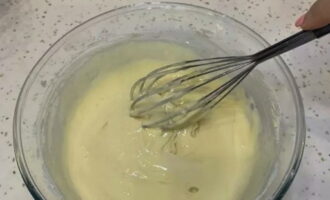 Paghaluin ang halo na may isang whisk upang walang mga bugal sa kuwarta at makakuha ka ng isang makinis, homogenous na pagkakapare-pareho. Paghaluin ang halo na may isang whisk upang walang mga bugal sa kuwarta at makakuha ka ng isang makinis, homogenous na pagkakapare-pareho.