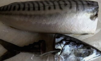 Com adobar ràpidament el verat a casa? Mesurar immediatament l'aigua de la salmorra, posar-la en una cassola i posar-la al foc. Cal bullir-lo i refredar-lo. Mentre l'aigua s'escalfa, renteu bé el verat, assequeu-lo i talleu-ne el cap i la cua.