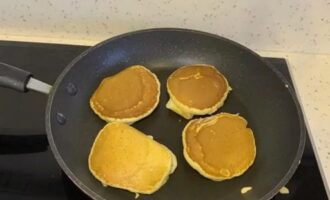 Gamit ang isang kahoy o silicone spatula, i-flip ang mga pancake sa kabilang panig at lutuin ng ilang minuto pa. Gamit ang isang kahoy o silicone spatula, i-flip ang mga pancake sa kabilang panig at lutuin ng ilang minuto pa.
