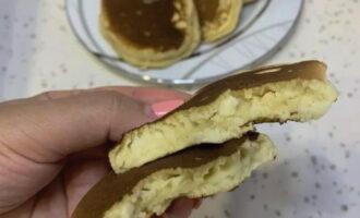 Maglagay ng mainit na pancake sa isang plato. Maglagay ng mainit na pancake sa isang plato.
