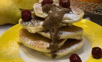 Palamutihan ang malambot na pancake ayon sa gusto mo. Gumamit ako ng chocolate spread, powdered sugar at cherries. Ihain ang mga klasikong milk pancake na may sariwang timplang aromatic na tsaa o kape. Palamutihan ang malambot na pancake ayon sa gusto mo. Gumamit ako ng chocolate spread, powdered sugar at cherries. Ihain ang mga klasikong milk pancake na may sariwang timplang aromatic na tsaa o kape.