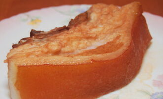 Inalis namin ang kawali mula sa kalan, ngunit huwag kunin ang mantika. Pagkatapos ng labinlimang minuto, alisin ito, alisan ng balat at ilagay sa isang plato - hayaang maubos ang labis na brine. Kung nais mong bigyan ang mantika ng isang mas pantay na hugis, pindutin ito ng isang pindutin at iwanan ito hanggang sa ganap itong lumamig.