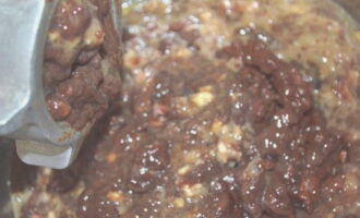 Curățați ceapa și tocați-o grosier. Se macină ficatul preparat împreună cu ceapa într-o mașină de tocat carne cu o grătar fină - obții o masă lichidă aproape omogenă. Curățați ceapa și tocați-o grosier.Se macină ficatul preparat împreună cu ceapa într-o mașină de tocat carne cu o grătar fină - obții o masă lichidă aproape omogenă.