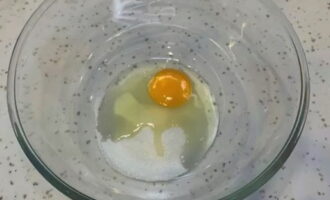 Pagkatapos ay basagin ang itlog ng manok. Pagkatapos ay basagin ang itlog ng manok.