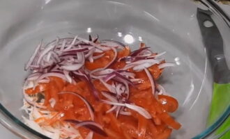 Pinutol namin ang mga kamatis sa mga piraso at ipinadala din ito sa mangkok ng salad. Nagdaragdag din kami ng kalahating singsing ng sibuyas na pinakuluang sa tubig na kumukulo.