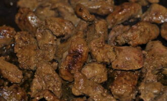 Sa parehong kawali kung saan pinirito ang mga sibuyas at karot, magdagdag ng kaunting mantika at ilatag ang mga piraso ng inihandang atay. Iprito ito hanggang sa ginintuang kayumanggi sa lahat ng panig. Ang produkto ay nagprito nang napakabilis - literal na ilang minuto sa bawat panig. Sa dulo ng pagluluto, magdagdag ng asin at paminta sa panlasa.