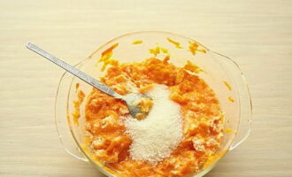 Afegiu el sucre i la sal a la barreja. Continueu remenant fins que tots els productes es combinen entre si.