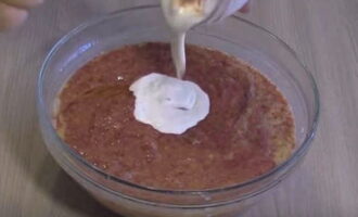 Afegiu la crema agra.