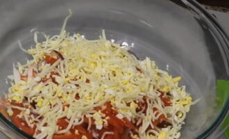 Grate ang matigas na keso at idagdag ito sa iba pang sangkap.