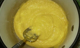 Com cuinar un exuberant mannà esmicolat amb crema agra al forn? Trenqueu els ous en un bol, afegiu-hi una mica de sal i sèmola, remeneu-ho fins que quedi homogeni. Per això necessitareu uns 2-3 minuts.
