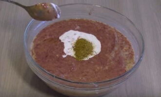 Condimenteu la massa amb espècies: afegiu sal, pebre negre mòlt i una barreja de condiments de pollastre. Barrejar.