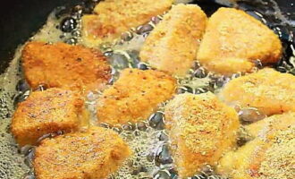 Bak de nuggets twee en een halve tot drie minuten aan elke kant. Het is belangrijk dat de stukken goed bruin zijn.