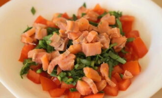 Împărțiți peștele roșu în bucăți mici. Dacă este necesar, îndepărtați oasele din el. Alegem varietatea de produse dupa gust. După tăiere, puneți-o într-un bol de salată.
