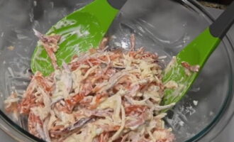 Magdagdag ng asin at paminta sa panlasa. Ibuhos ang mayonesa sa pampagana at ihalo nang malumanay. 