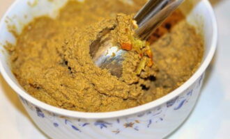 Gamit ang isang immersion blender, talunin ang mga sangkap hanggang sa makuha ang isang homogenous na makinis na masa. Tikman ang pate at magdagdag ng karagdagang asin at itim na paminta kung kinakailangan. 