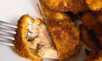 Breng de afgewerkte nuggets uit de braadpan over op keukenpapier, zodat deze overtollige olie van het paneermeel absorbeert. Leg de nuggets na het drogen op een serveerschaal en serveer warm. Zelfgemaakte tomatensaus zou een geweldige aanvulling zijn. 
