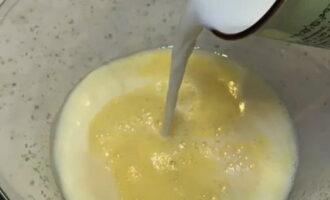 Ibuhos ang kinakailangang dami ng gatas sa temperatura ng silid sa isang manipis na stream.Ang gatas ay maaaring bahagyang pinainit sa apoy o sa microwave. Ibuhos ang kinakailangang dami ng gatas sa temperatura ng silid sa isang manipis na stream. Ang gatas ay maaaring bahagyang pinainit sa apoy o sa microwave.