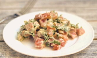Asezonați aperitivul cu maioneză, amestecați și serviți rece. Gata!