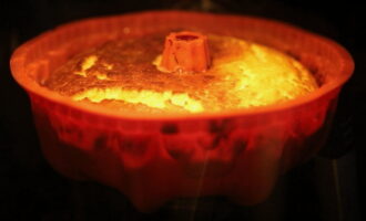 Se toarnă aluatul într-o tavă de copt și se dă la cuptor pentru 45 de minute. Se coace la 180 de grade.