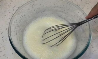 Gamit ang isang whisk, ihalo nang lubusan ang pinaghalong hanggang makinis. Gamit ang isang whisk, ihalo nang lubusan ang pinaghalong hanggang makinis.