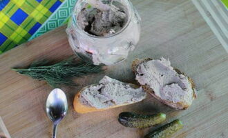 Ilipat ang natapos na pate sa isang storage jar at ilagay ito sa refrigerator nang hindi hihigit sa tatlong araw. Bon appetit! 