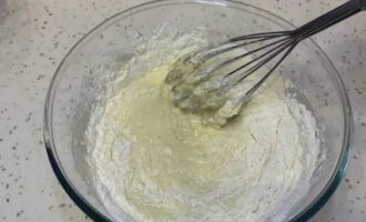 Salain ang kinakailangang halaga ng premium na harina ng trigo at baking powder sa pamamagitan ng isang pinong salaan. Haluin gamit ang isang whisk hanggang sa maging pare-pareho ang consistency. Salain ang kinakailangang halaga ng premium na harina ng trigo at baking powder sa pamamagitan ng isang pinong salaan. Haluin gamit ang isang whisk hanggang sa maging pare-pareho ang consistency.