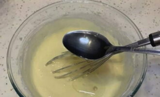Ibuhos ang dami ng langis ng gulay na tinukoy sa recipe sa nagresultang homogenous na kuwarta. Ibuhos ang dami ng langis ng gulay na tinukoy sa recipe sa nagresultang homogenous na kuwarta.